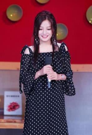 50岁的金星厉害了！挑战赵薇陶虹同穿波点裙，网友：到底谁赢了