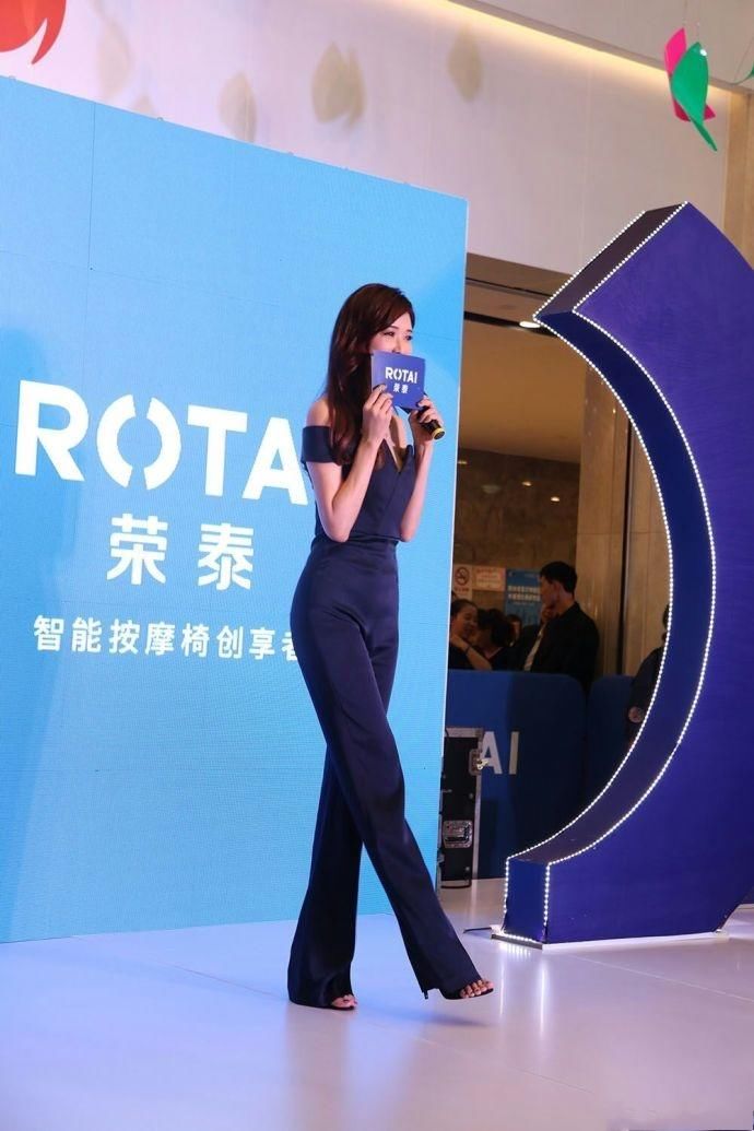 林志玲穿紧身连体裤秀身材，不料却被胯部抢镜，赘肉凸出得很明显