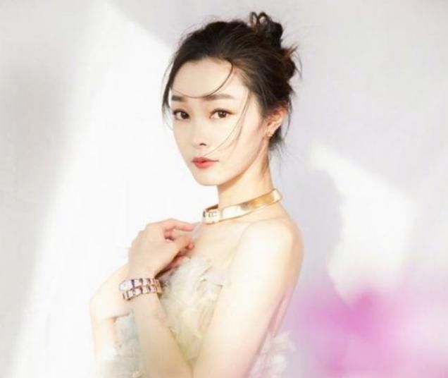  『低调』足够优雅的女人,出门包里会带着这4个东西,低调中透露出精致