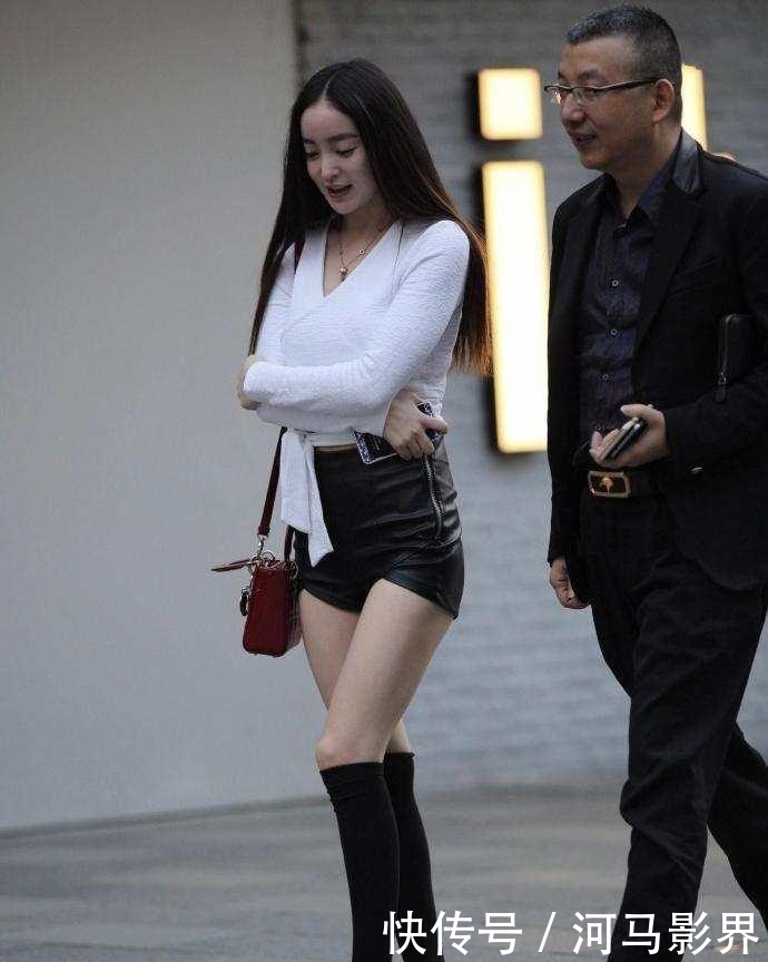 美女■美女穿过膝袜搭配包臀裤出街, 旁边的男人是她父亲吗,街拍
