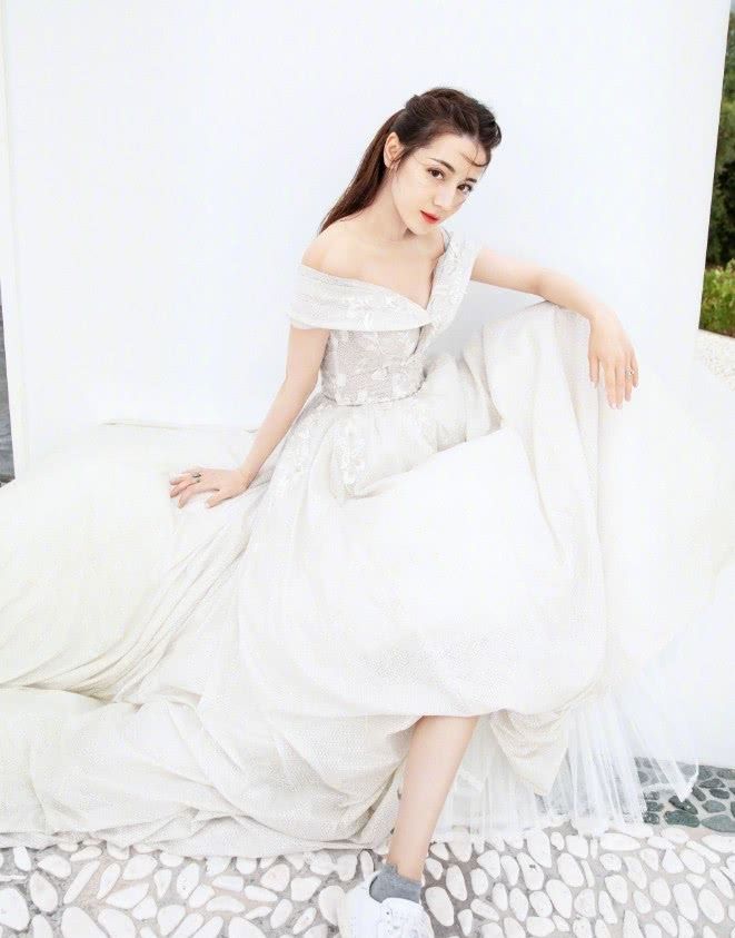 『出了纤细』原来热巴也有不完美的时候，直接穿T恤走机场，双腿的膝盖很显弯