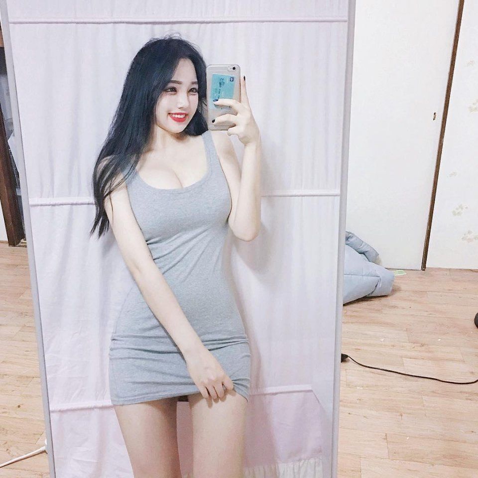 人气美女郑史和社交媒体上晒美照，事业线丰满水蛇腰纤细很养眼！