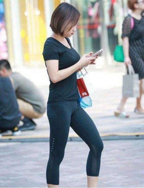 身着紧身裤的美女，外形靓丽惹人注目！