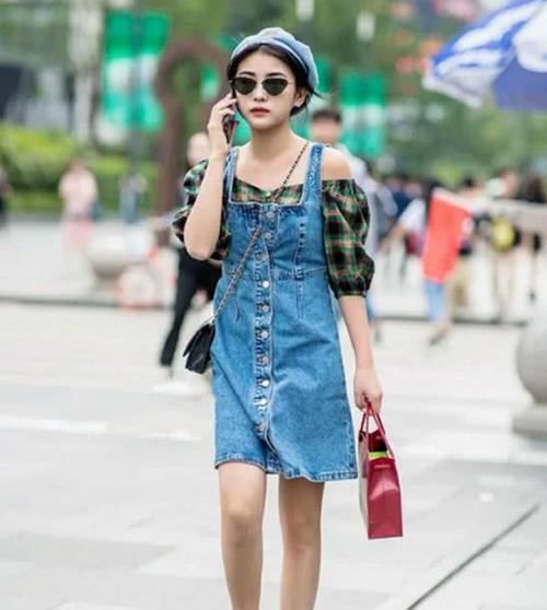 气质:街拍:面带微笑的美女,一件灰色外套配格子短裙,时尚活力气质