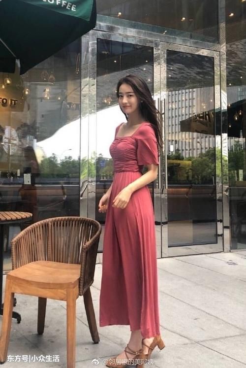 街拍：大红紧身裙穿出玲珑有致，小姐姐俏皮眨眼电到我了!