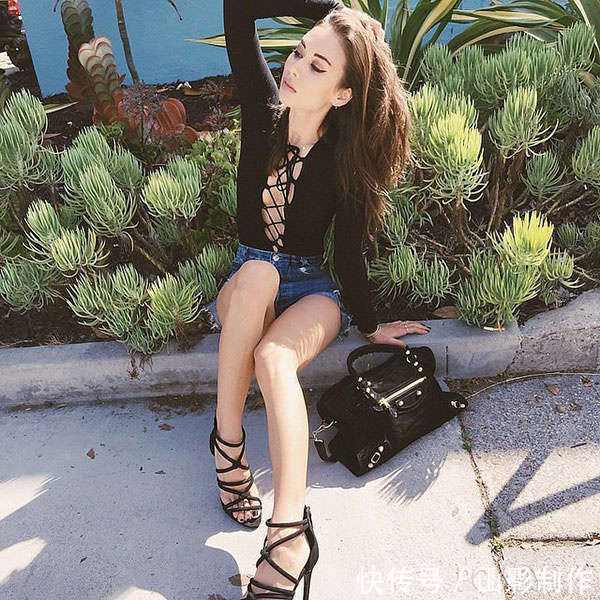 大胸妹子夏天这样穿才是真正的性感！