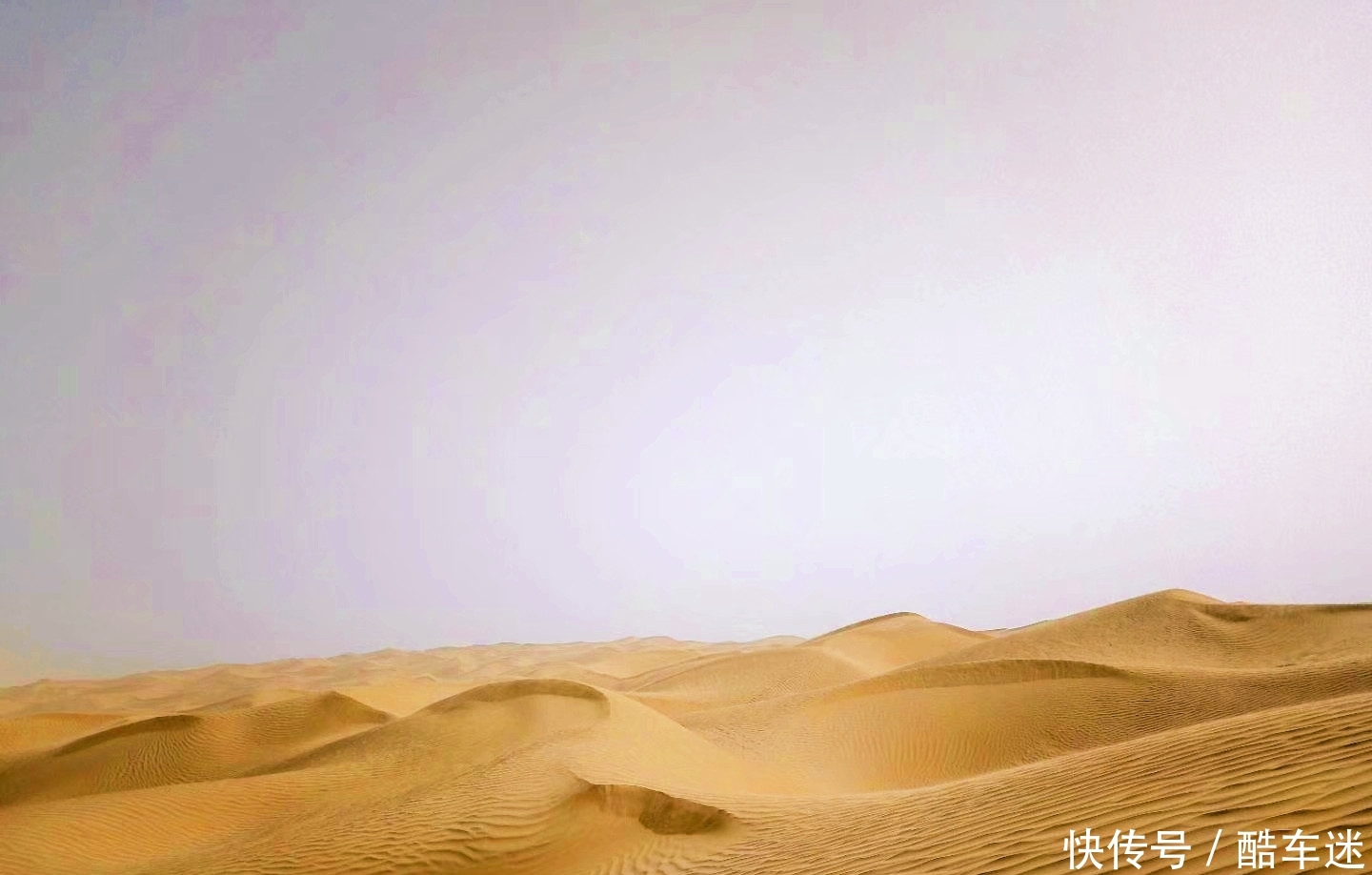 在330000平方公里的塔克拉玛干沙漠中,任裙飘扬,随风起舞