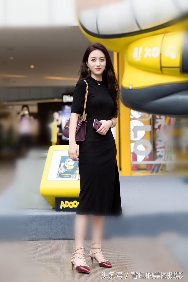 街拍路人，水蓝色吊带搭配牛仔短裤的小姐姐，柔美又帅气