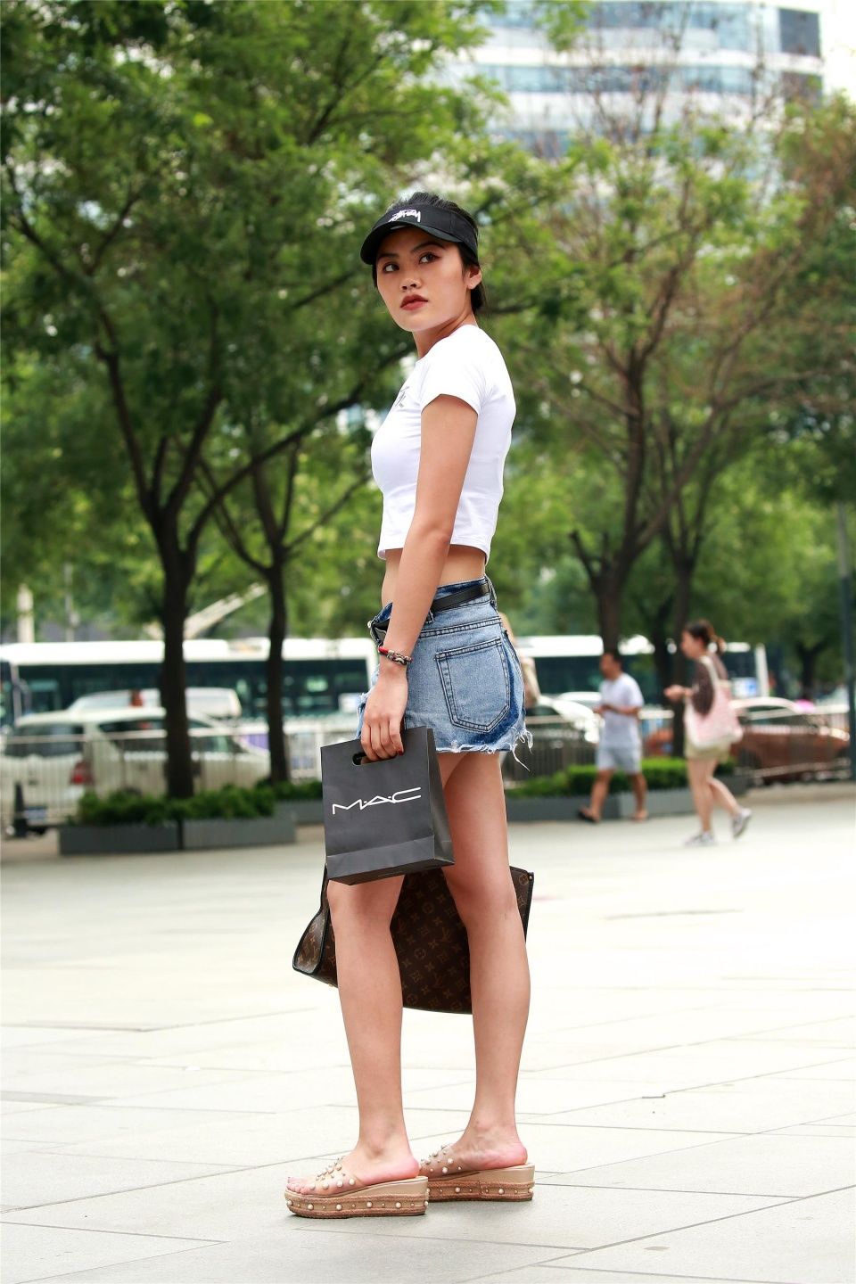 街拍:热裤大长腿《中国女孩》喜欢吗