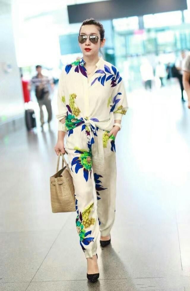 同是40岁，秦海璐把衬衣摆打了个结，轻松赢了闺蜜刘涛！