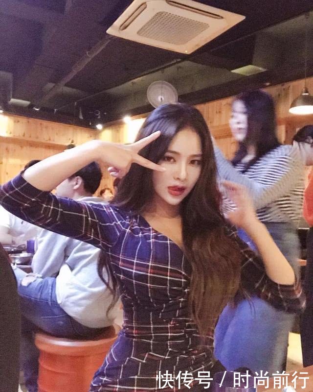 街拍：小姐姐一件针织包臀裙，更显小女人的娇羞！