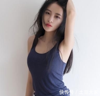  舒适@时尚气质装扮的牛仔裤美女，展现紧身又舒适的装扮！