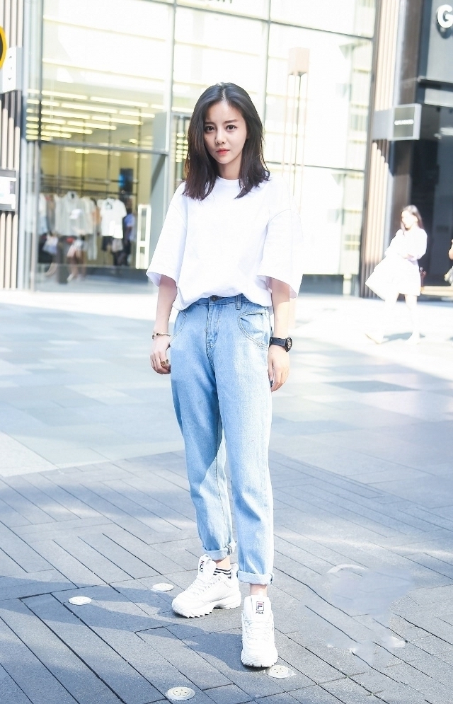  小姐姐：路人街拍，长发美女身材高挑，黑色的长发随风飘动，十分迷人