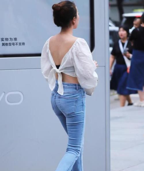  粉色：美女时尚街拍：沉鱼落雁的美女，一件粉色的套装，时尚气质女神美