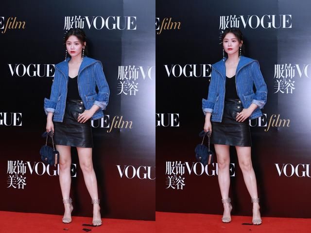 马思纯穿皮裙现身，暴露她真实腿型，网友:简直是两个擎天柱!