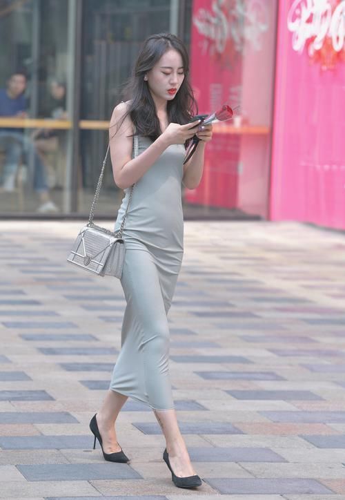  时尚女生们|一条款式简约的长裙，一段优雅清爽的回忆