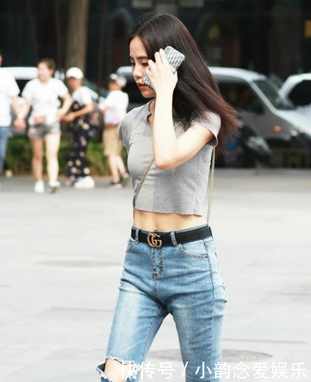 『若无其事』街拍穿搭:有时候,转身离开要好过假装若无其事的坚持!