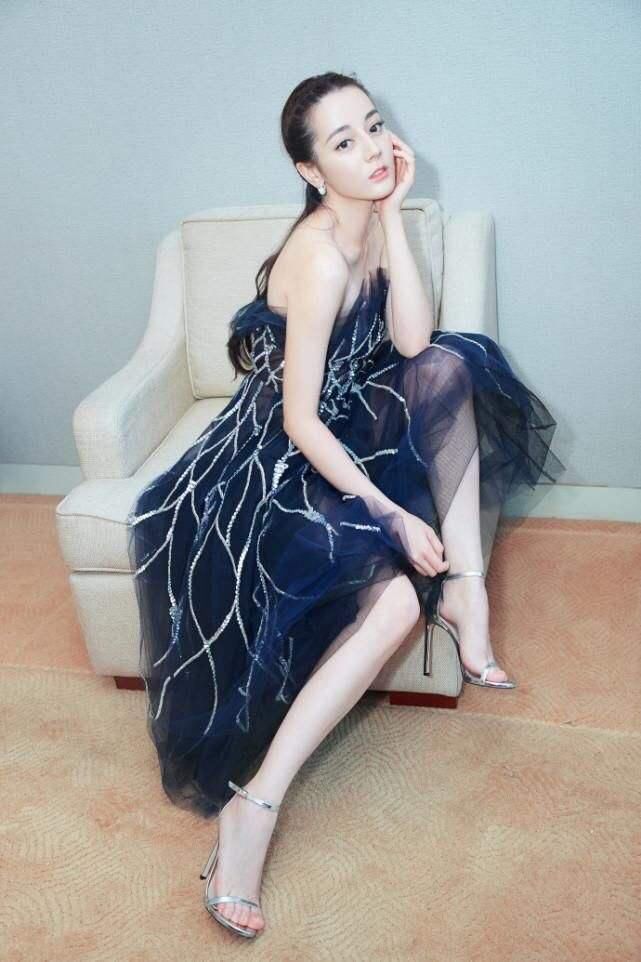 迪丽热巴真敢穿，粉色性感礼服大秀身材，网友:想熨平了