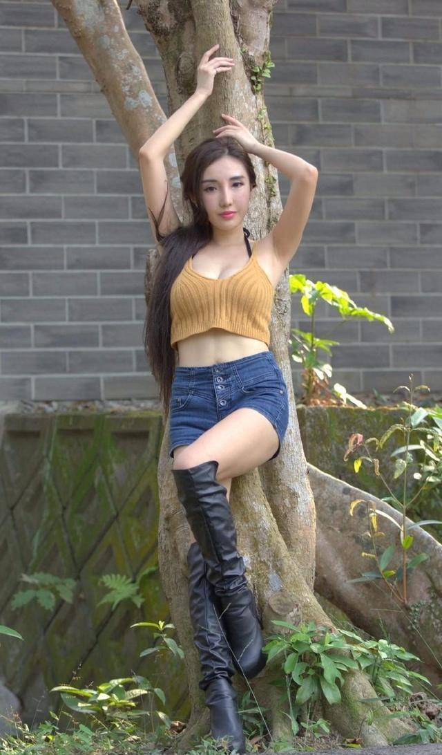 夏天女人穿上包臀裙短裤就是有女人味, 远看近看都流连忘返!