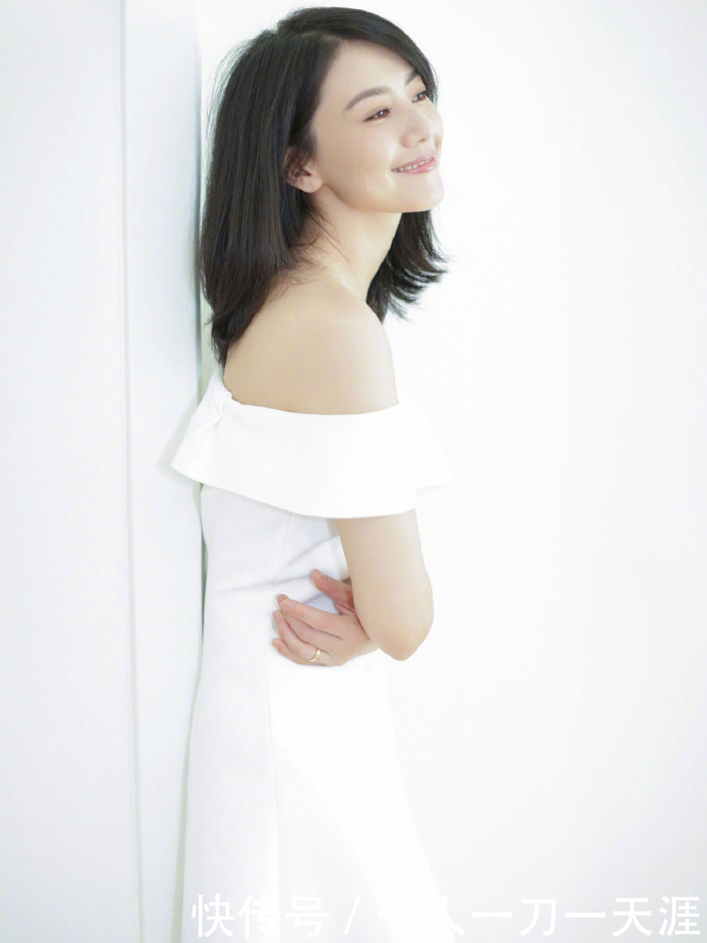 『辣妈』40岁高圆圆和24岁虞书欣,明明都是小白裙造型,辣妈不输美少女