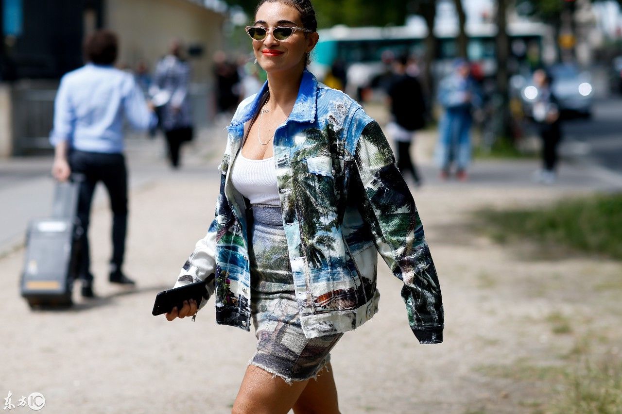 众女星出席巴黎时装展，网友表示穿着时尚，气质出众有魅力!