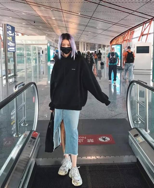  [黑色卫衣]卫衣+裙子，演绎春季混搭风！凹造型从来不敷衍