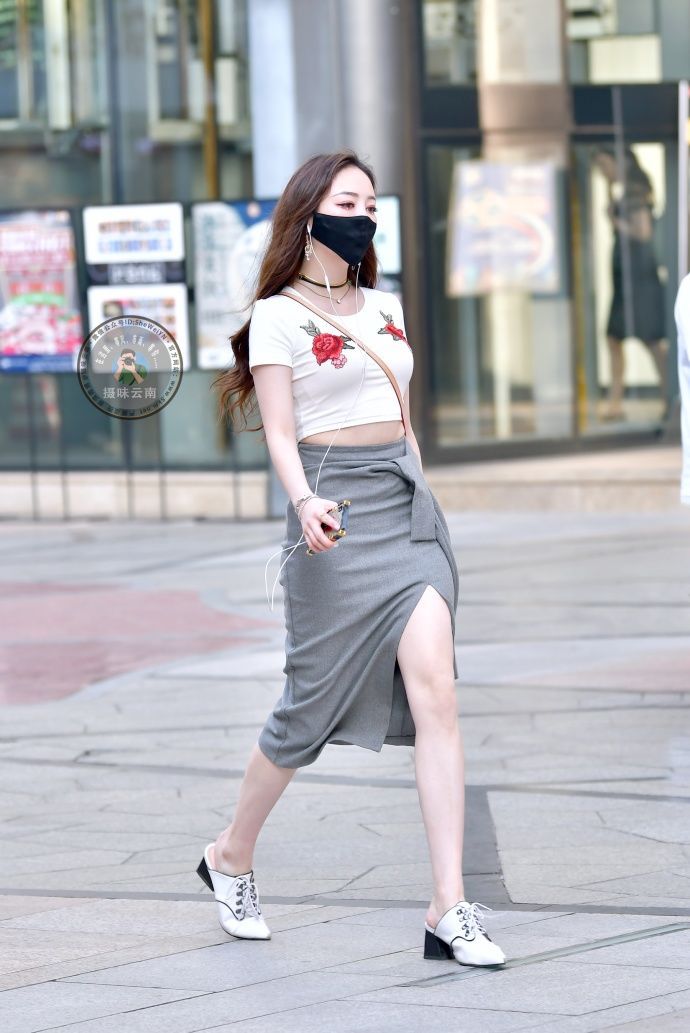 路人街拍：小姐姐穿这么紧身的裙子，够自信，看上去魅力十足！