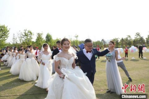  「黄旭栋」宁波28对抗疫青年进行集体婚礼：让浪漫爱情更添坚韧