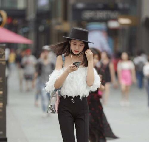 紧身裤使小姐姐极具女人味,美腿显得也是又细又白,十分撩人!