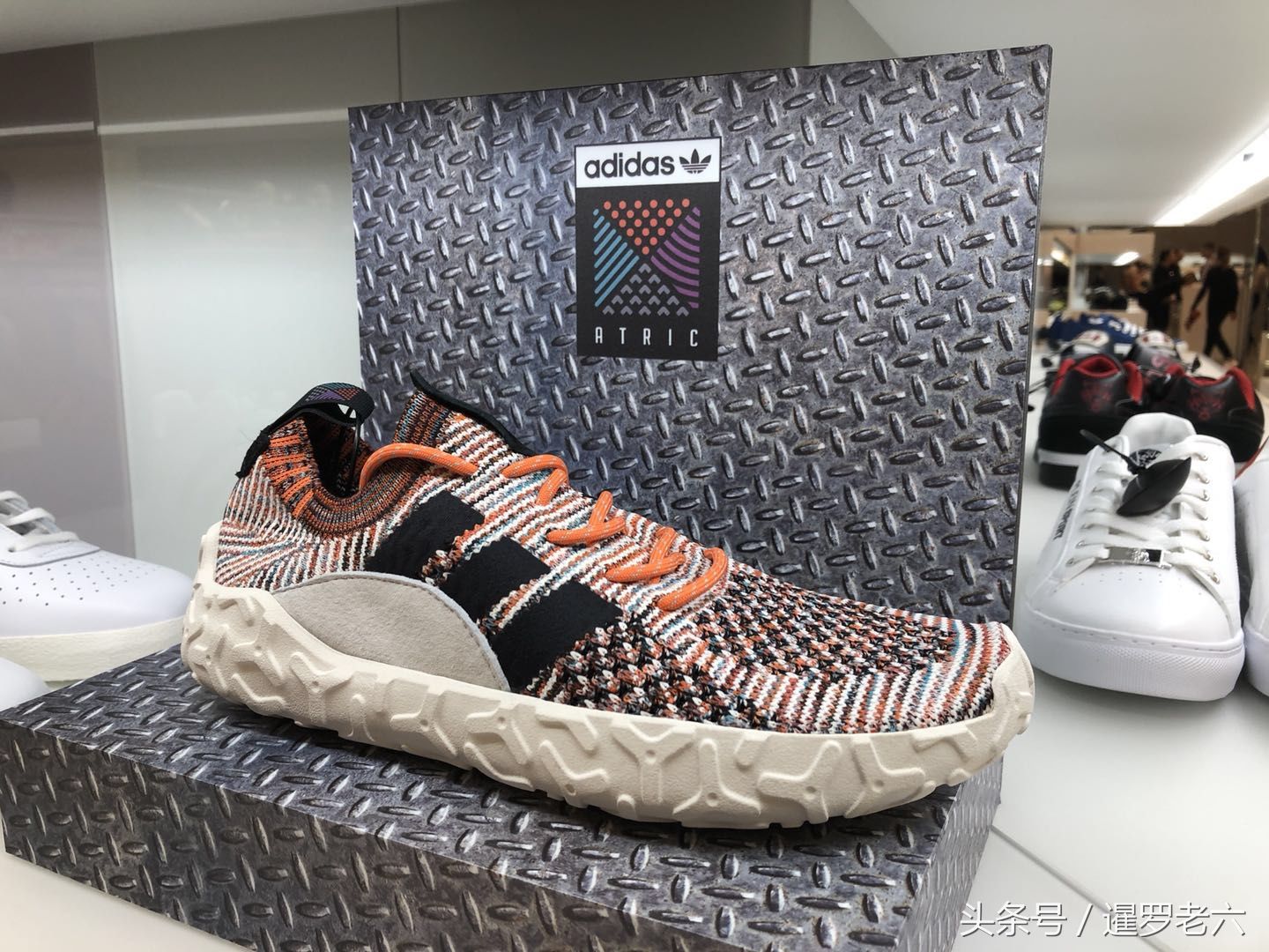 在圣彼得堡看上一双阿迪达斯拖鞋!一千多元的价格,咋这么贵?