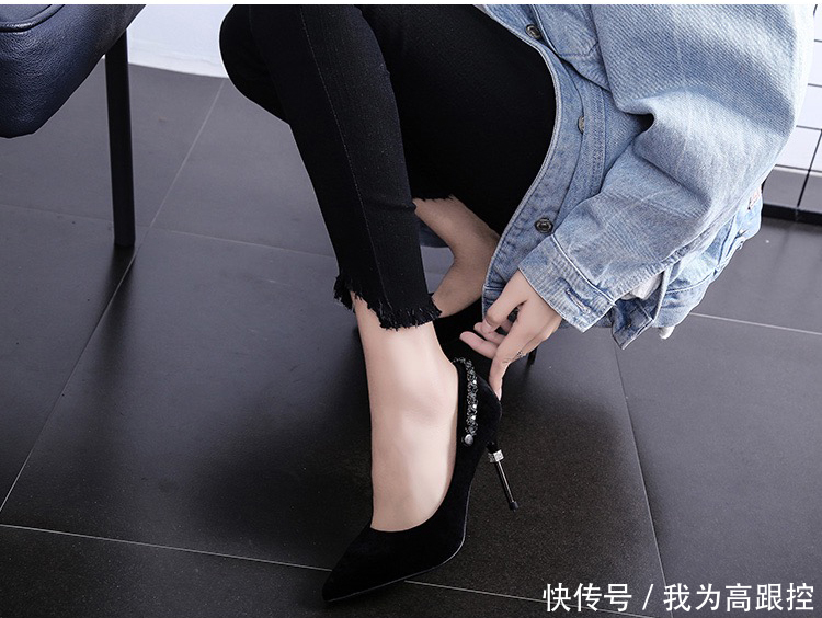 后鞋跟环绕着黑色金属链条的复古式高跟鞋