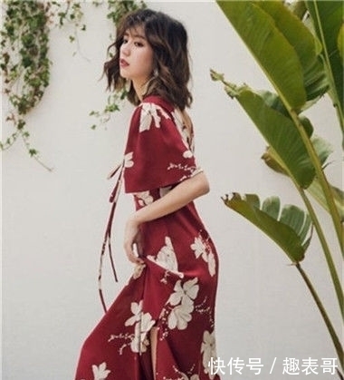 # 身穿#身穿黑色蕾丝,实在甜美,街拍:高颜值的小美女