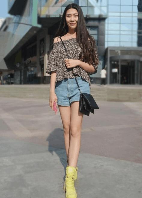 街拍:小姐姐紧身打底裤与上身丰满的身材对比鲜明，迷人养眼！