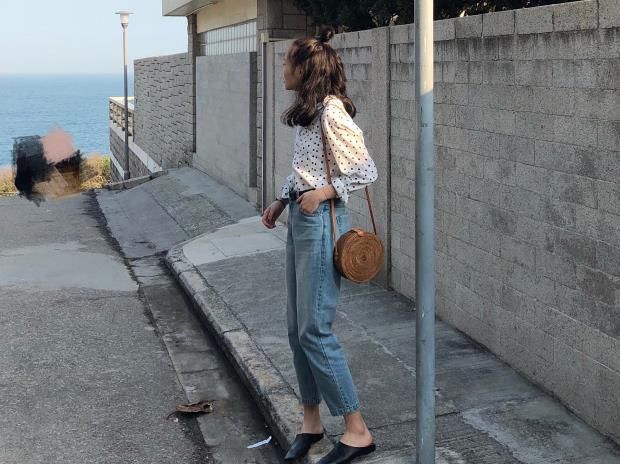 青春漂亮的牛仔裤美女，散发唯美气质，很喜欢