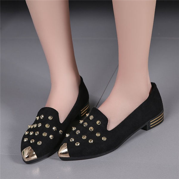 别再穿小白鞋了，大家都穿起了尖头鞋，拉长线条，展现纤细玉足