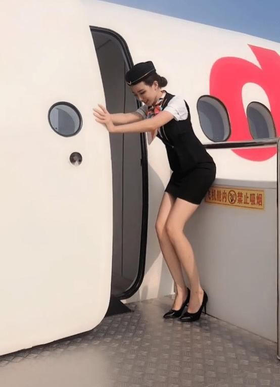  美女|清雅简约的美女，美到让人移不开眼睛，倍显青春迷人气质！