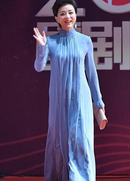  条连衣裙■51岁杨澜真会穿！穿浅蓝色连衣裙气质优雅，笑起来魅力十足！