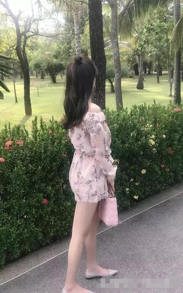 公园里的薄丝袜小姐姐，夏日解暑又性感!