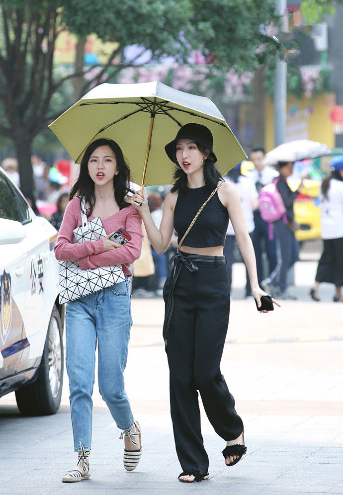 街拍路人，个性前卫的独特穿搭示范，百搭又好看