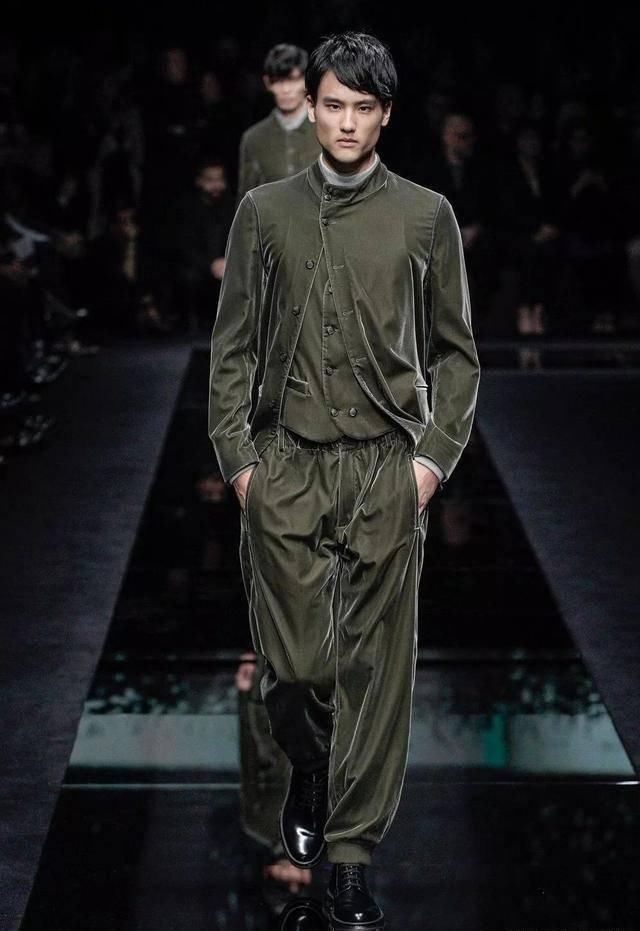 「延续」85岁的Armani先生,一直延续自己的风格,优雅简约的更加年轻化