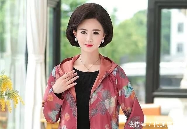 「女人」50岁女人别再穿妈妈装了,试试立体工艺T恤,时髦洋气又显嫩美