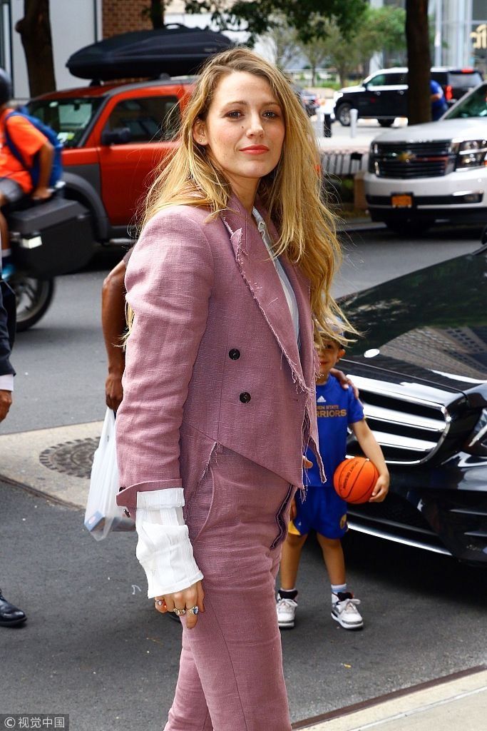 “S女王”莱弗利衬衫一身香芋色西装吸睛 单手插兜秀发披肩攻气十