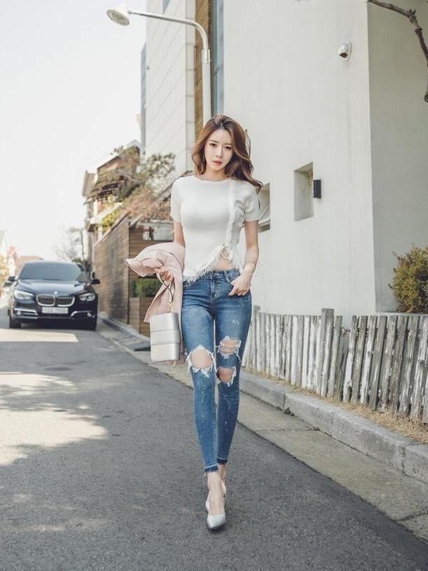 身材高挑的牛仔裤美女，秀出完美曲线，充满无限活力