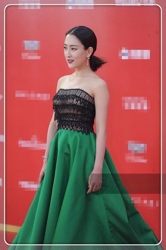 当马苏和杜鹃同穿绿色抹胸裙，网友:不比不知道，一比吓一跳!