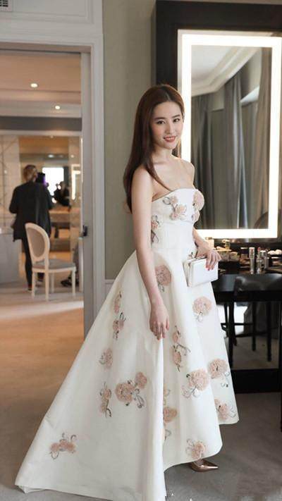 刘亦菲真敢穿! 蕾丝上衣太紧都要撑破了,做她保镖好幸福!