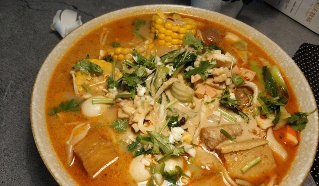 『火锅丸子』麻辣烫不用买,自己在家就能做,麻辣鲜香汤汁浓,味道不输杨国福