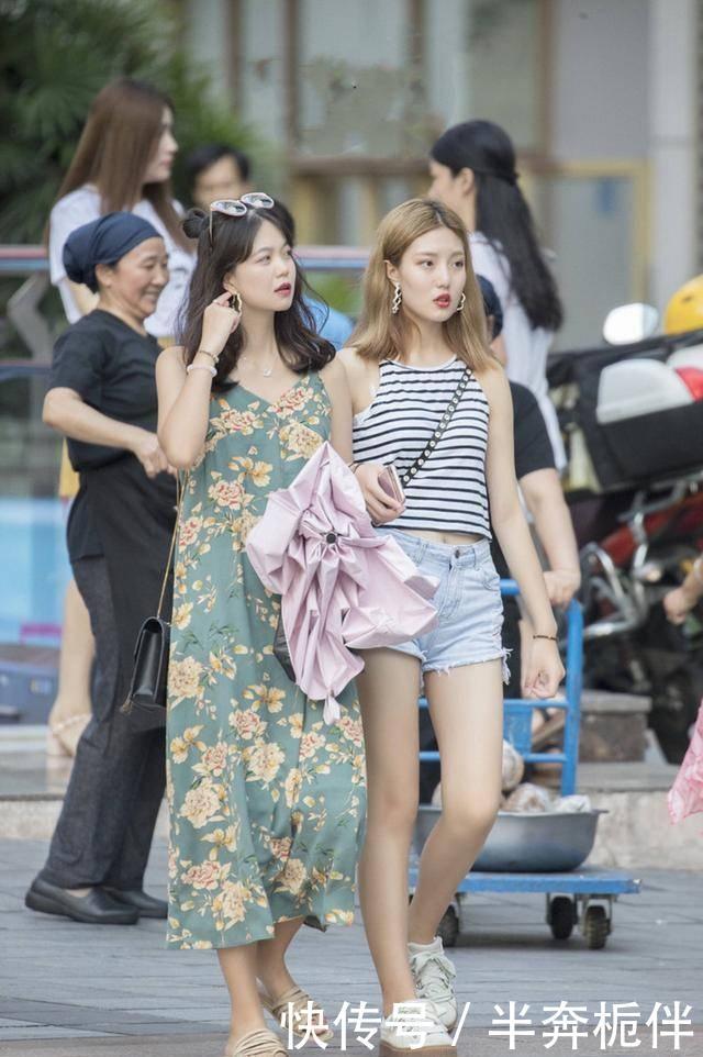 「 感觉」时尚气息满满，街拍：两位小姐姐戴的礼帽有一种贵族气息