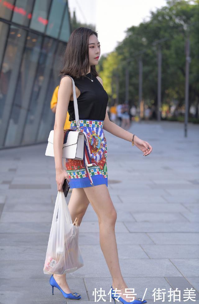 美女身穿“围裙”上街，浓浓的民族风情下也能秀出一双大长腿！