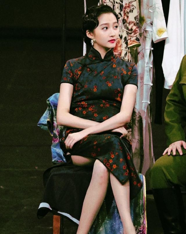  #性感#现在的女人真会穿,这样性感的旗袍直接穿上了,不过真好看
