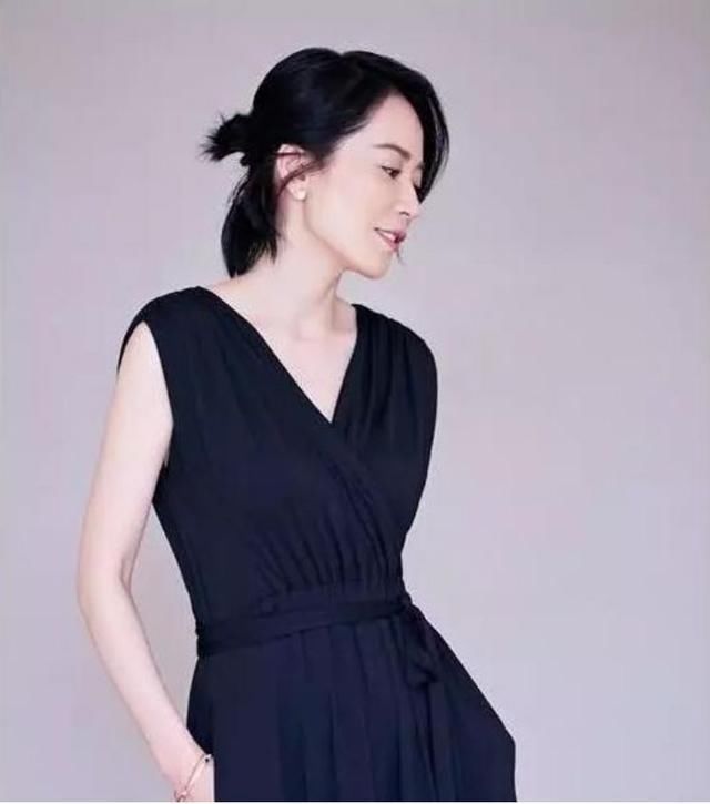 同是连体衣裤，俞飞鸿穿出了自信，马伊琍却穿的“很受伤”